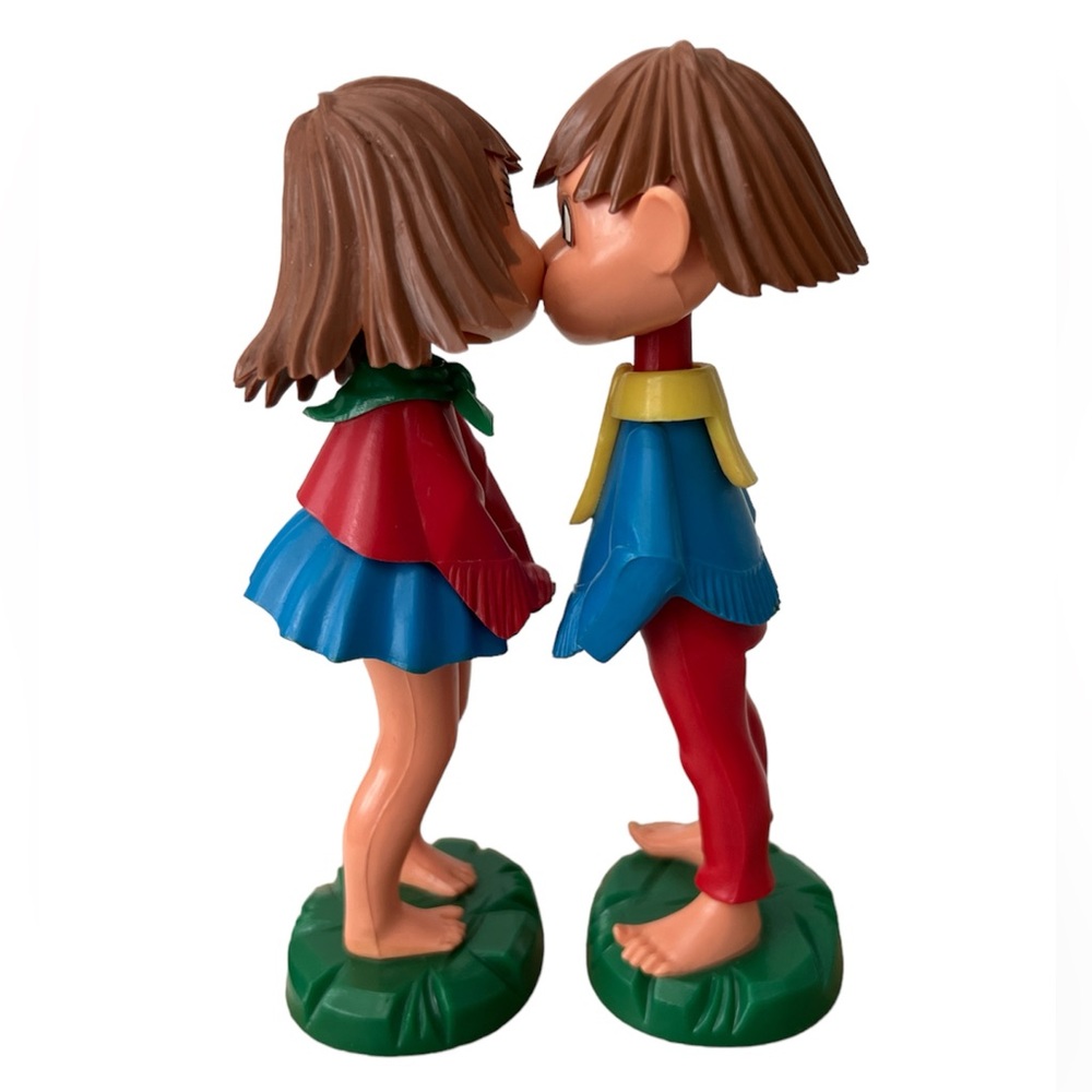 BGM Magneto Kissing Boy/Girl Bobblehead West Germany Plastic Doll Figures
